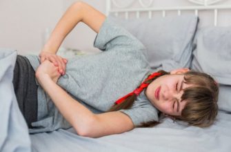 У девушки слепая кишка болит
